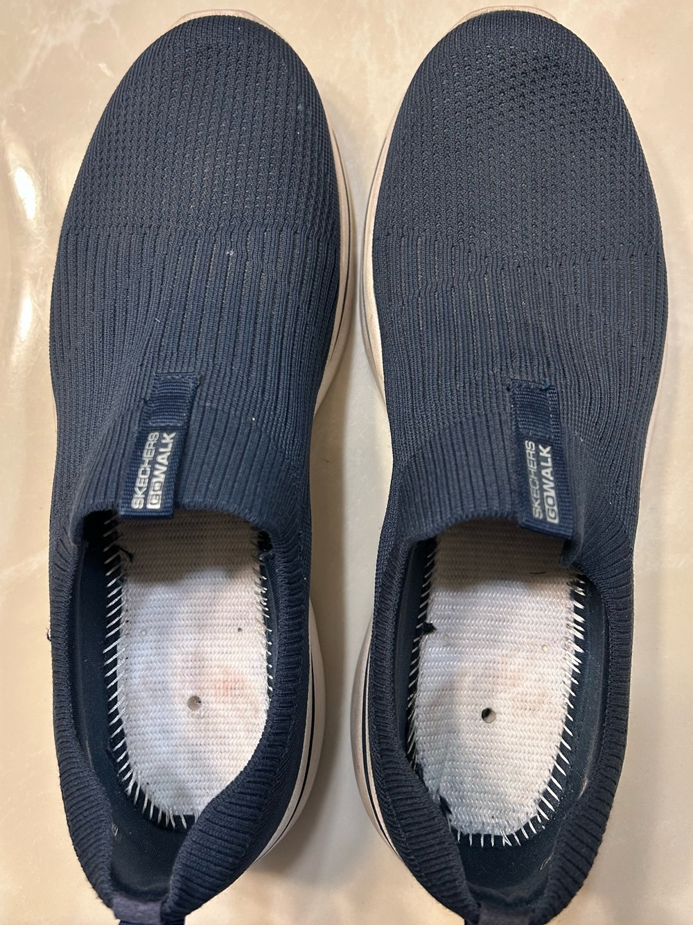 Skechers Go Walk Arch Fit Slip-On Knit Casual Cushioned Ladies Sneakers Sz 11.